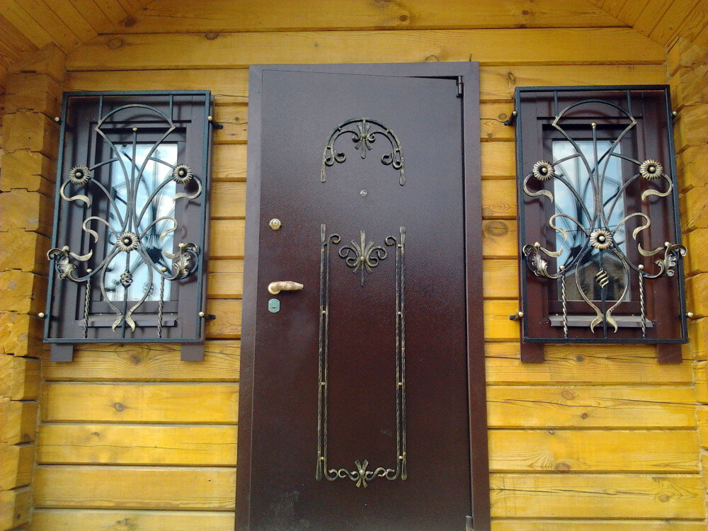 Какими должны быть металлические двери для дачи