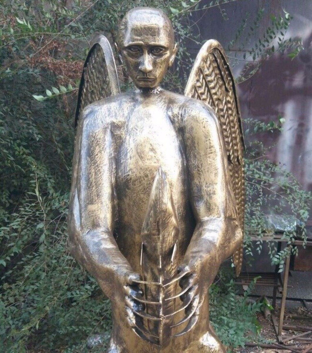 памятник путину в праге перед посольством