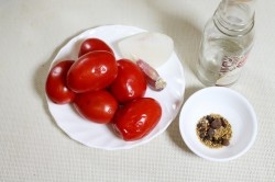 ШАГ 1:
Для приготовления кетчупа по предлагаемому рецепту возьмите свежие спелые помидоры (лучше брать мясистые сорта, их придется меньше уваривать, у меня сорт, называемый в супермаркете "помидоры засолочные"), из овощей понадобится еще лук, чеснок можно класть по желанию - он в данном случае не должен превалировать, а остаться в тени, совершенно незаметным,