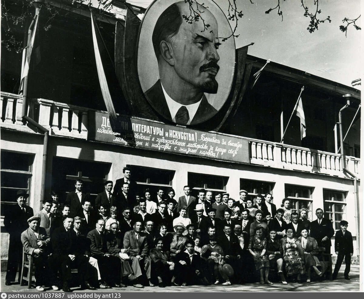 Коллектив Ялтинской киностудии в 1968 году. Источник: https://pastvu.com/p/1037887