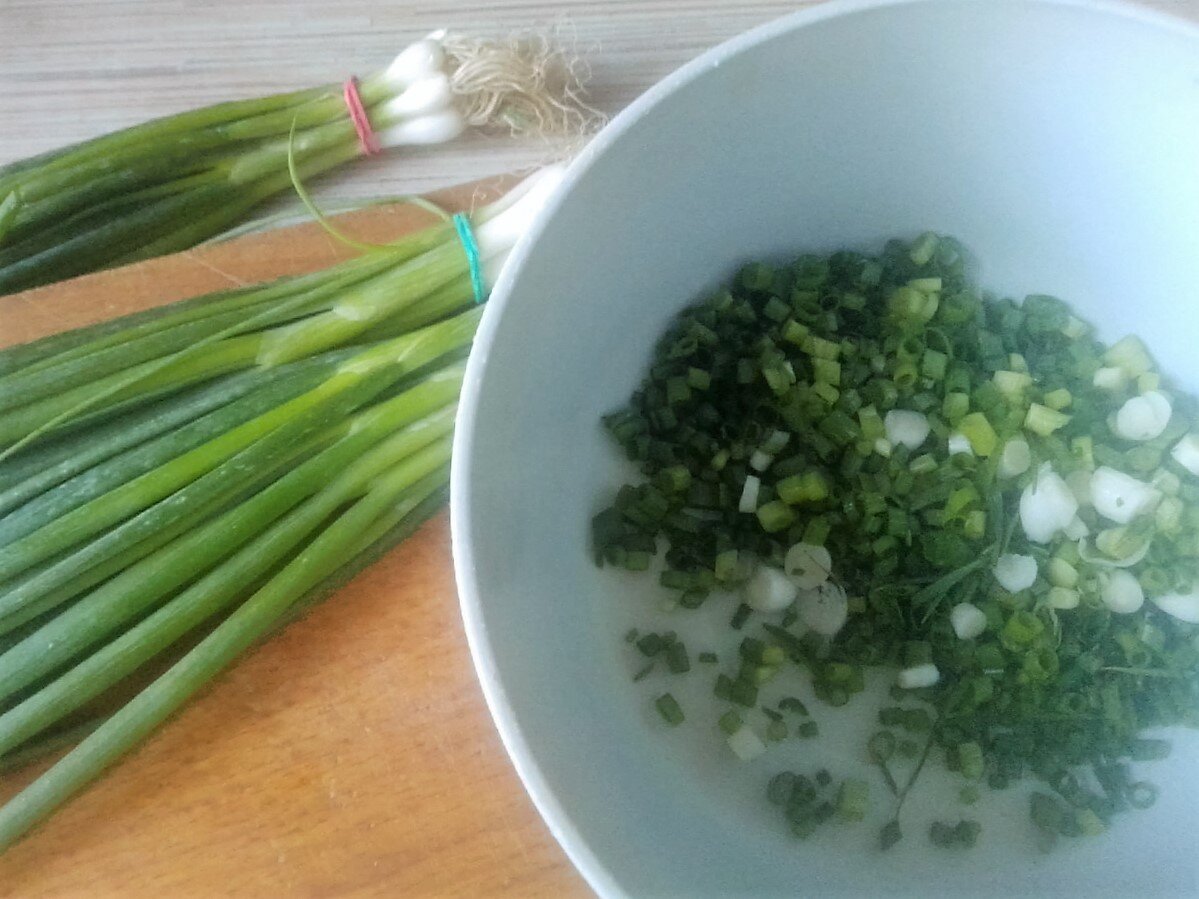 На десяток яиц я взяла четыре вот таких пучка лука