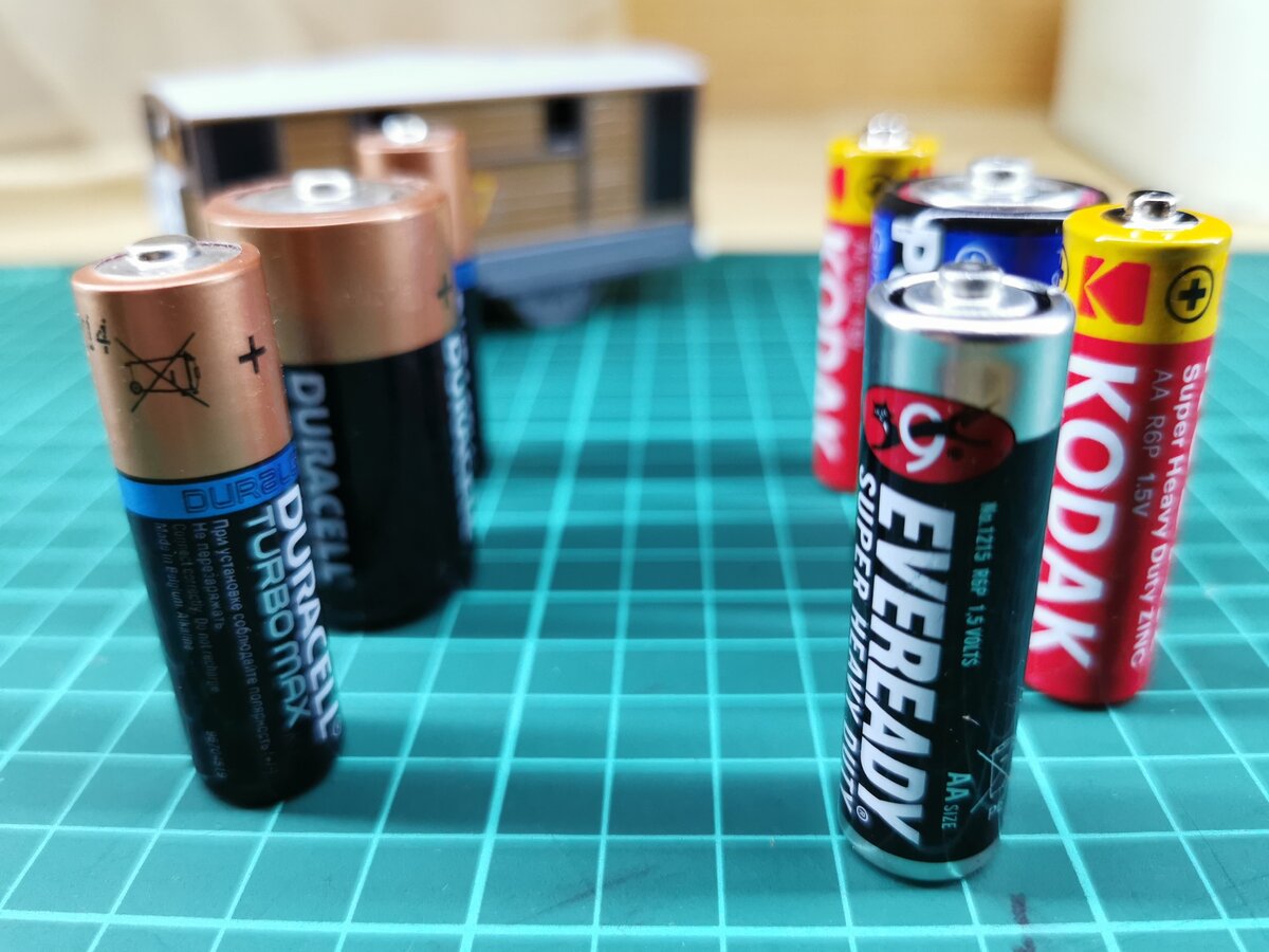 Солевая и алкалиновая батарейка в чем разница. Батарейки. Мини батарейки. Старые пальчиковые батарейки. Пальчиковая батарейка 12в.