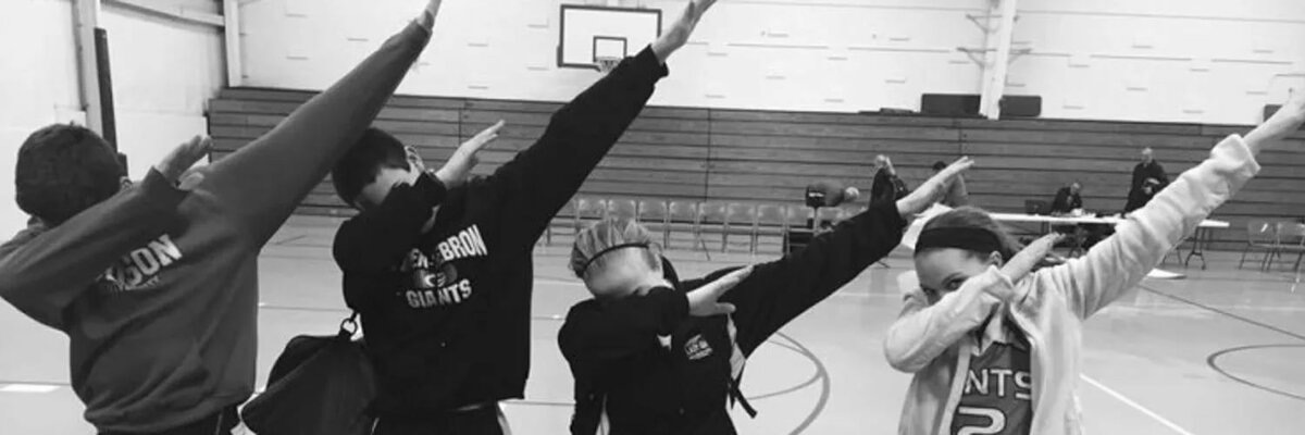 Данный жесть, называется dab (дэб) жесть.
Когда человек показывает этот жест, то он хочет сказать. что все сделано великолепно, отлично. То есть он восхищается либо своей работой, либо работой другого человека.
