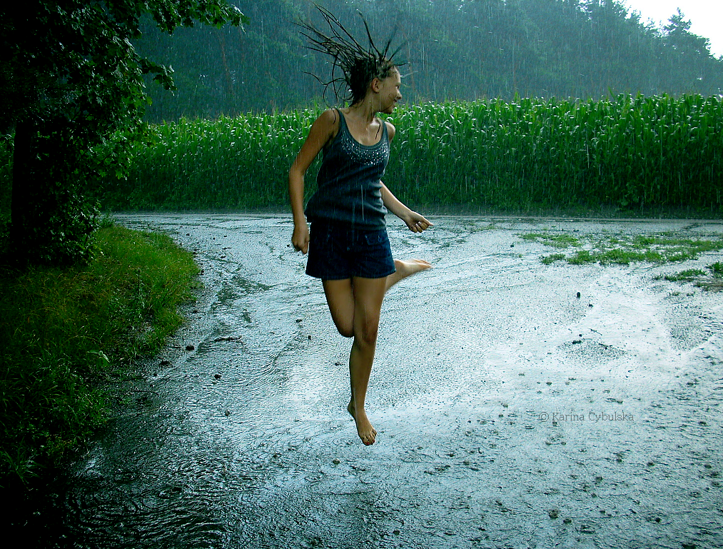 Девчонки под. Девушка под дождем. Девушка бежит под дождем. Гулять под дождем. Босиком под дождем.