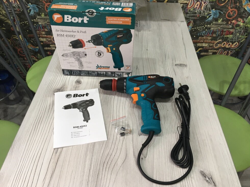 Комплектация шуруповерт, инструкция и запасные щетки:
