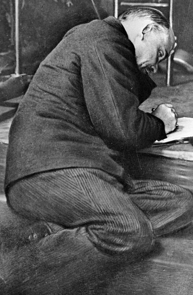 Ленин делает записи на ступеньках трибуны во время заседания III-го конгресса Коминтерна в бывшем Андреевском зале Кремля. Карл Булла/Sputnik