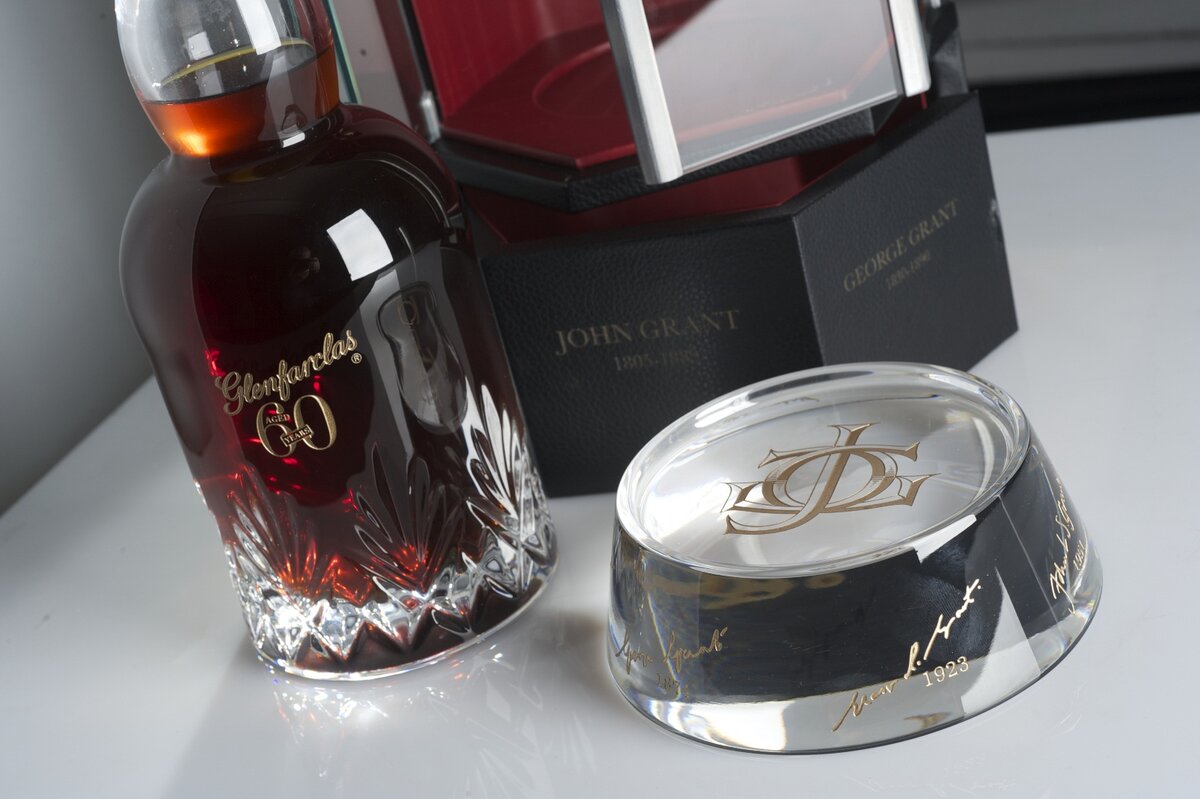 Алкоголь вживають у чистому вигляді, використовують у коктейлях та застосовують у кулінарії. За світовими стандартами міцним називають напої 20% і вище. У РФ цей кордон дорівнює 28%.-4