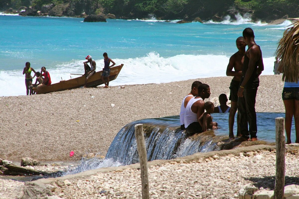 Местные на пляже