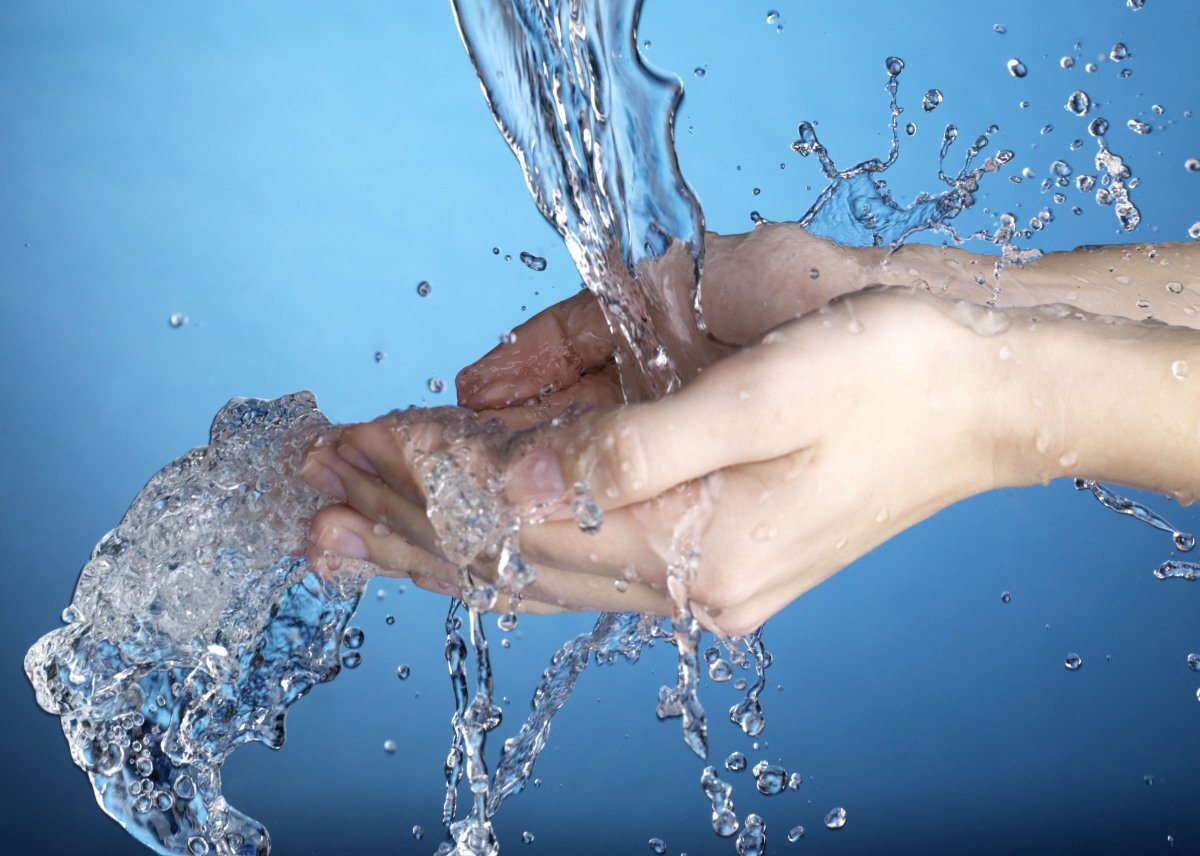 Мытье жесткой водой. Вода в руках. Человек из воды. Вода и человек. Вода льется на руку.