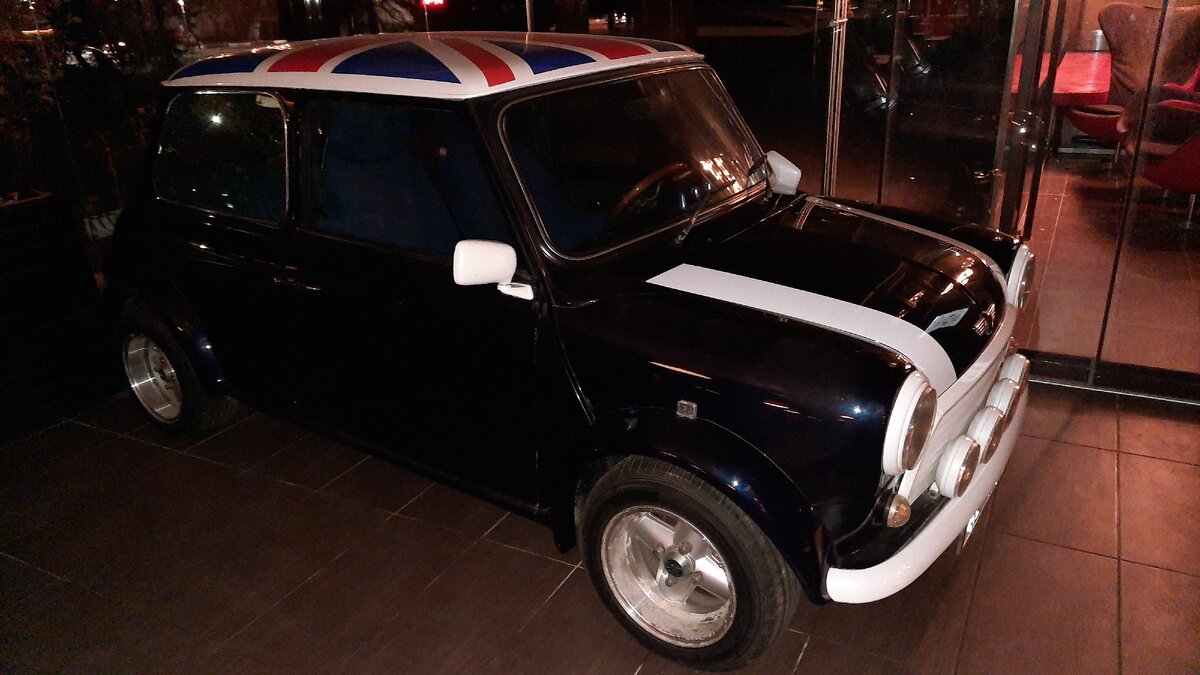 Машинка стоит рядом со столиками внутри..