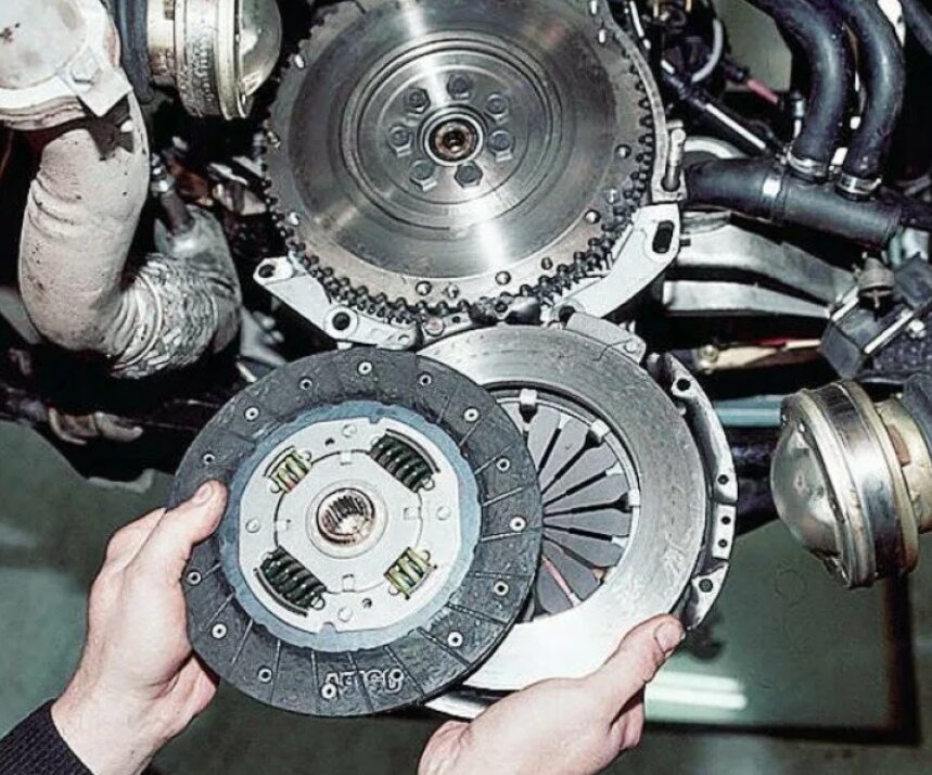 Маховик сцепления принцип работы. Замена сцепления нива шевроле. Центровка сцепления грузовых автомобилей. Сцепление устройство и принцип работы. Сцепление автомобиль где находится.