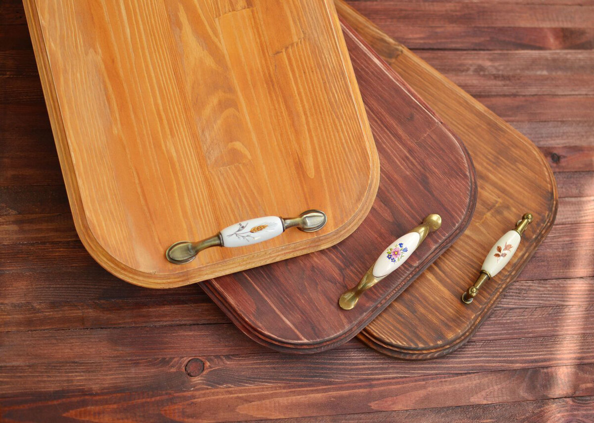 источник: https://posudaguide.ru/wp-content/uploads/2019/04/Derevyannyj-podnosy.jpg