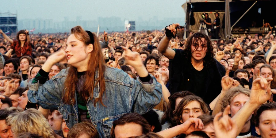 Массовая культура и массовый человек. Фестиваль Monsters of Rock. Монстры рока в Тушино 1991 толпа. Джеймс Хэтфилд 1991 на концерте в Тушино. Рок концерт 80-х.