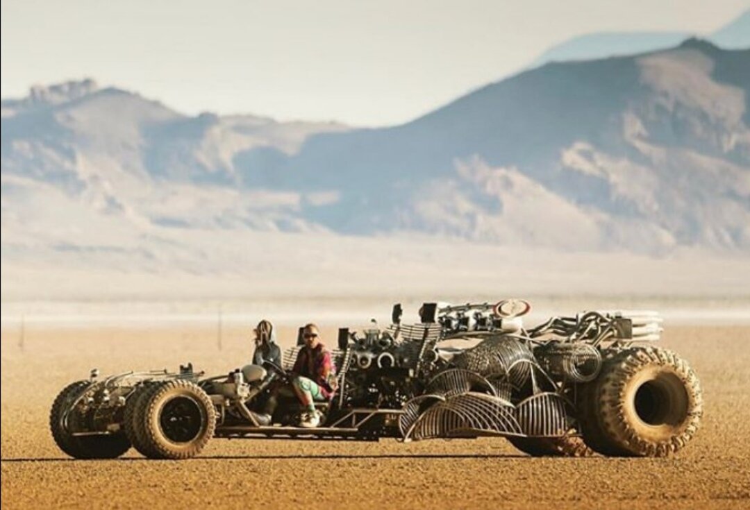 Вот на таких машинах здесь передвигаются