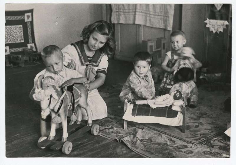 Сергей Васин. Пионеры играют с детьми в Раменском детском саду № 2. Дата съемки август 1941. МАММ / МДФ