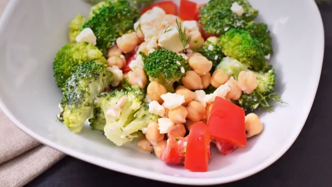 Салат из брокколи и нута с йогуртовой заправкой