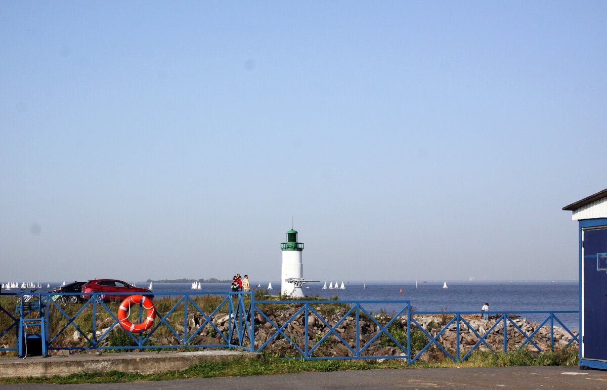 Справа виден угол одного из эллингов, которые прямо на берегу. Есть, правда, и в глубине клуба, подальше от воды. 