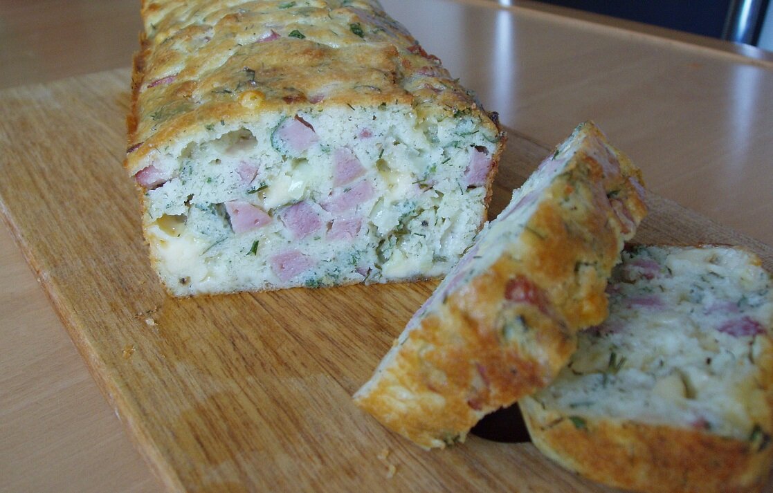 Мясной кекс с колбасой и сыром
