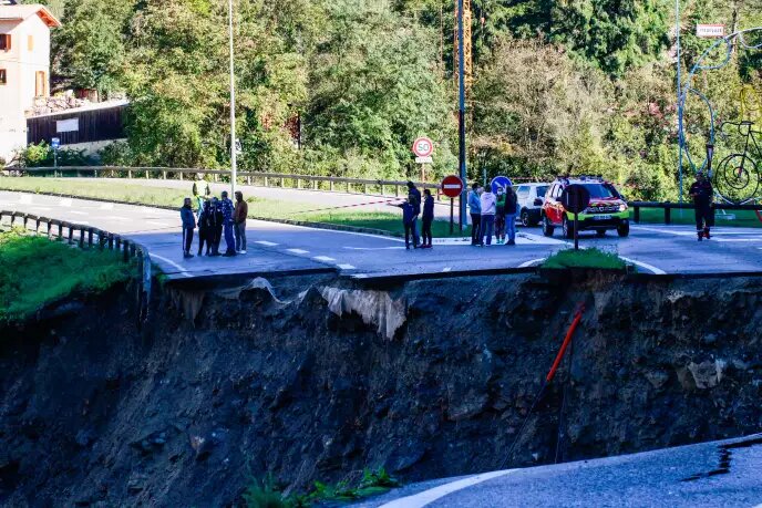Часть дороги, ведущей в Рокбильер, была смыта потоком