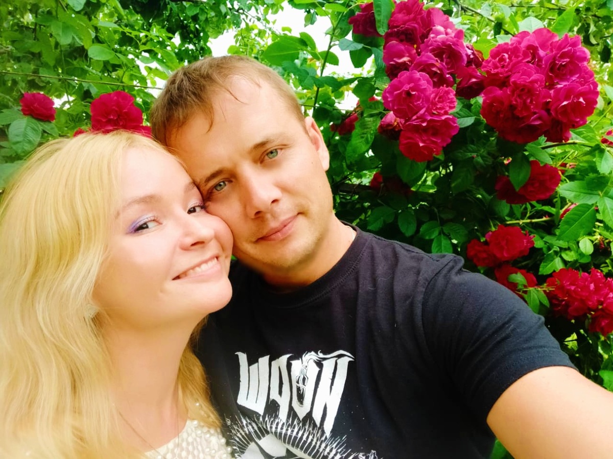 Роза на мне и розы вокруг способствуют благоприятному семейному климату