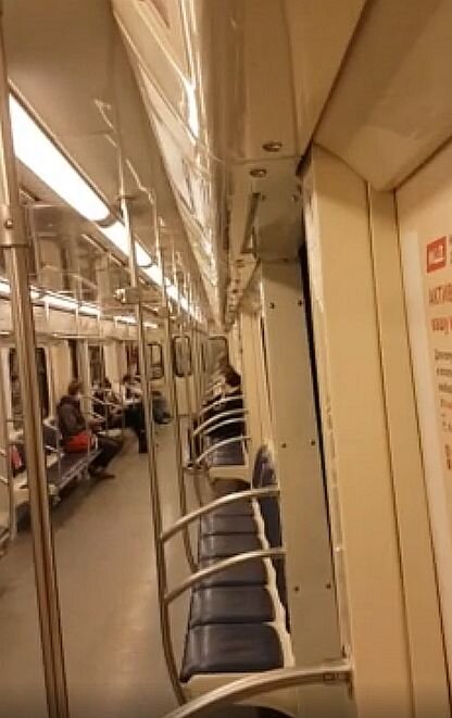 Практически пустой вагон на "Севастопольской". Фото автора