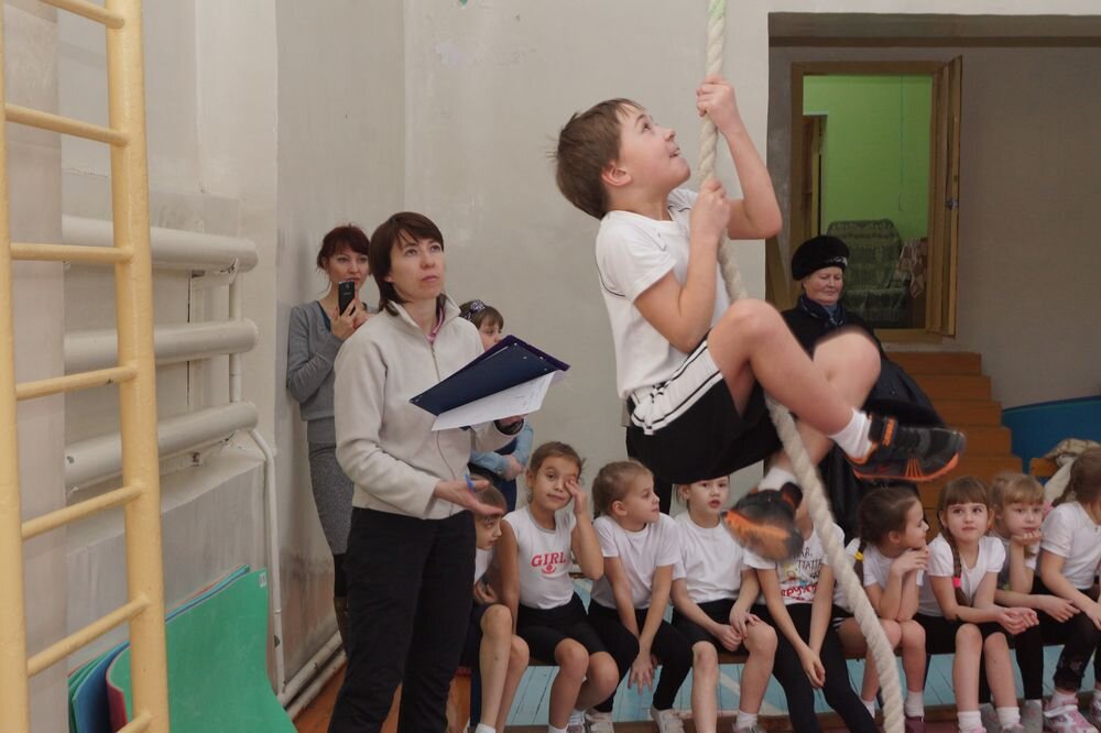 Гимнастика в школе. Урок гимнастики в школе. Занятия гимнастикой в школе. Школьники на физре.