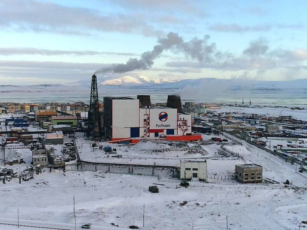 Ту самую ТЭЦ вскоре достроили. РусГидро уже переводит её с угля на газ и описанной Рытхэу копоти больше нет. Активно развивается и альтернативная энергетика.