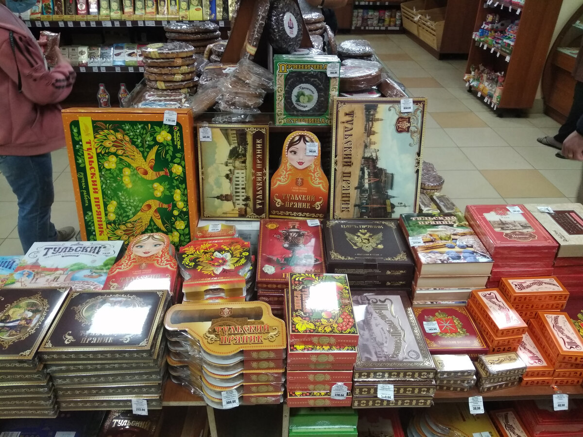 Витрина с тульскими пряниками в магазине "Конфетки-бараночки". Фото автора