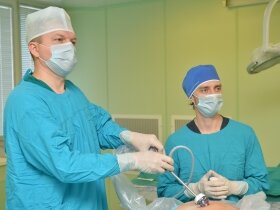 Коронавирус VS ожирениеРоссийские и зарубежные врачи установили  взаимосвязь между заболеванием коронавирусом и лишним весом пациента. Если индекс  массы тела (ИМТ)  превышает норму, то организм испытывает большую нагрузку в борьбе с инфекцией. ИМТ — это показатель, использующийся  для определения избыточного веса и ожирения  у взрослых (соотношение массы тела в килограммах к квадрату роста в метрах (кг/м2). «Избыточный вес» диагностируется при ИМТ от 25 кг/м2, а «ожирение» – свыше 30 кг/м2.Ожирение вызывает у врачей озабоченность не только само по себе, но и в связи с эпидемией вирусной инфекцией, вызванной COVID-19. Известно, что люди с избыточным весом имеют сниженный иммунитет, повышенный риск развития кардиологических, эндокринных, онкологических заболеваний, болезней суставов, психологических расстройств и нарушения репродуктивных способностей. Почему именно ожирение так опасно для человека, подхватившего новый вирус? Какая тут связь?По словам Юрия Утлика, кандидата медицинских наук, действительного члена Всемирного общества «Хирургии лишнего веса и метаболических нарушений»,  бариатрического хирурга госпиталя имени А.А. Вишневского, число людей с ожирением увеличивается в геометрической прогрессии. И сегодня ожирение называют «неинфекционной пандемией.У людей с ожирением после заражения вирусом отмечается более стойкое проникновение его в клетку, вирус размножается значительно быстрее и дольше, создает множество своих копий, поражая большие «площади», что почти неминуемо вызывает острый воспалительный ответ, получивший называние «цитокинового шторма». Доказано, жировая ткань служит резервуаром для некоторых вирусов, таких как грипп, ВИЧ и цитомегаловирус, и, по последним данным, в ней также может активироваться и COVID-19.Люди с ожирением имеют не только большую склонность заболеть COVID-19, но и показывают более тяжелое течение заболевания.   Есть определенные  трудности в лечении, поскольку таких пациентов сложно  перевести в позицию на животе, облегчающую дыхание, их сложнее обследовать с помощью методов визуализации (например, компьютерной томографии) и взвешивания, поскольку у аппаратов есть ограничения. Более того, им нужны специальные кровати и оборудование, которые не могут быть широко доступны в обычных стационарах, и многое другое. Актуальные исследования показывают, что у людей с индексом массы тела более 30, то есть уже с ожирением, возникают проблемы и при обычной вакцинации — от гриппа, столбняка или гепатита. Антитела в ответ на прививку у них часто просто не вырабатываются. Люди, страдающие ожирением, имеют на 48% большую вероятность умереть от заражения коронавирусом.К сожалению, текущая пандемия может способствовать дальнейшему увеличению распространенности ожирения. Переедание стало одной из основных проблем в период изоляции.Как бороться с ожирением?  Лучший способ похудеть - здорово и сбалансировано питаться, регулярно заниматься спортом. Старайтесь есть медленно и избегать переедания.
Если все усилия не приведут к желаемому результату, то стоит обратиться за консультацией к бариатрическому хирургу.В госпитале пациентам с тяжелыми формами ожирения  могут быть предложены как обучающие программы по снижению избыточной массы тела, методы диетотерапии, так и современные эндоскопические и хирургические методы лечения: установка интрагастрального баллона, продольная резекция желудка, различные варианты   шунтирование желудка, а также повторные бариатрические операции. Эти операции различаются по степени риска, сложности, допустимым возможностям, но все они уже хорошо зарекомендовали себя как за рубежом, так и в нашей практике. Благодаря возможностям современной хирургии многие наши пациенты уже избавились от лишнего веса, перешли в принципиально иное качество жизни, получили новые социальные возможности.Специалисты госпиталя владеют всеми современными методиками выполнения бариатрических операций, позволяющими добиться стойкого эффекта по снижению веса: рукавная резекция желудка;    шунтирование желудка,  повторные бариатрические операции. У каждой операции есть свои преимущества и недостатки. Поэтому при выборе операции необходимо учитывать индивидуальность пациента, а также сопутствующие ему социальные и бытовые факторы. Желудочное шунтирование отлично подходит пациентам, страдающих массой проблем, которые можно объединить фразой «метаболический синдром»: сахарный диабет 2-го типа, апноэ во сне, повышенный холестерин, гипертоническая болезнь. Рукавная гастропластика менее рискованная операция, поэтому при отсутствии «метаболического синдрома» (в первую очередь, при отсутствии сахарного диабета) следует отдавать предпочтение именно ей.Ни в коем случае не следует путать  бариатрические операции с пластической и косметологической хирургией, направленной на локальное удаление жировых отложений. Задача бариатрической хирургии сделать пациента не только красивым, но прежде всего здоровым.В госпитале практически ежедневно проводят бариатрические операции. Только в этом году  число прооперированных пациентов  превысило 40 человек.Портрет самого частого пациента у бариатрического хирурга — женщина (мужчины соглашаются на операцию в три раза реже) весом от 100 до 150  кг. При ожирении больше 200 кг рекомендовано поэтапное лечение. Сначала — снижение части лишнего веса консервативными и не инвазивными методиками (разгрузочная диетическая терапия, установка интрагастрального баллона ) , только потом — оперативное лечение.Как правило все наши пациенты находятся под регулярным динамическим наблюдением оперирующего хирурга, с целью  отслеживания эффективности и безопасности выполненной операции, корректировки всего процесса похудения.Если у вас действительно проблемы с весом, а не расхождение ваших представлений об идеальной фигуре с реальностью, нужно менять ситуацию: больше двигаться, не злоупотреблять калорийной пищей, правильно распределять свой рацион. К сожалению, эти хорошо известные истины сложно осуществить в реальной жизни. Но всегда, даже, казалось бы, в самых безнадежных случаях, положение можно исправить. Сегодня, с развитием бариатрической хирургии, это в наших возможностях.На сайте госпиталя имени А.А. Вишневского регулярно обновляется прейскурант. Однако во избежание возможных недоразумений, просим вас уточнять стоимость услуг по телефону: +7 (499)645-52-34 (круглосуточно).
