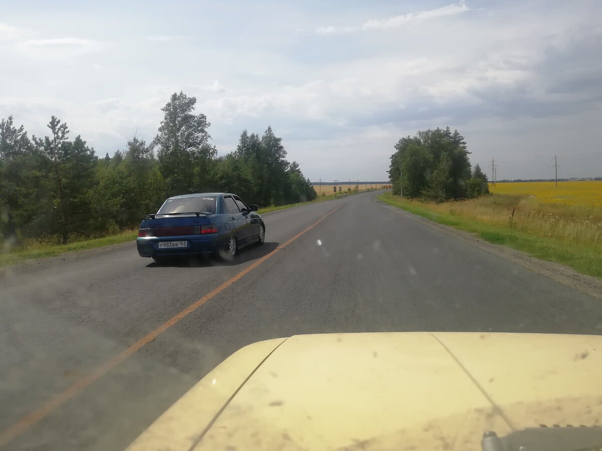 Вот этот обгоняет по встречке. Нормально, никого ведь нет? Или всё-таки не нормально?