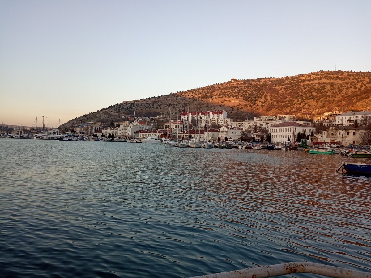 Вид на набережную Балаклавы с причала.