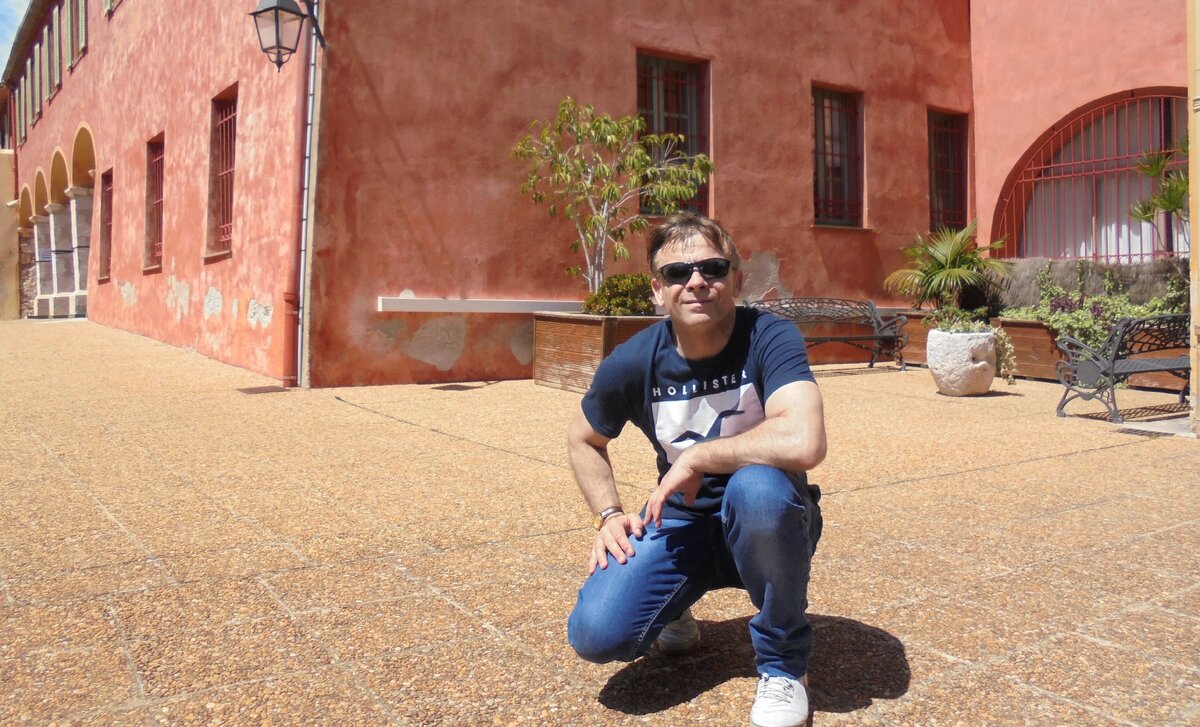 ВИЛЬФРАНШ. Вверху, в старом городке, у музея