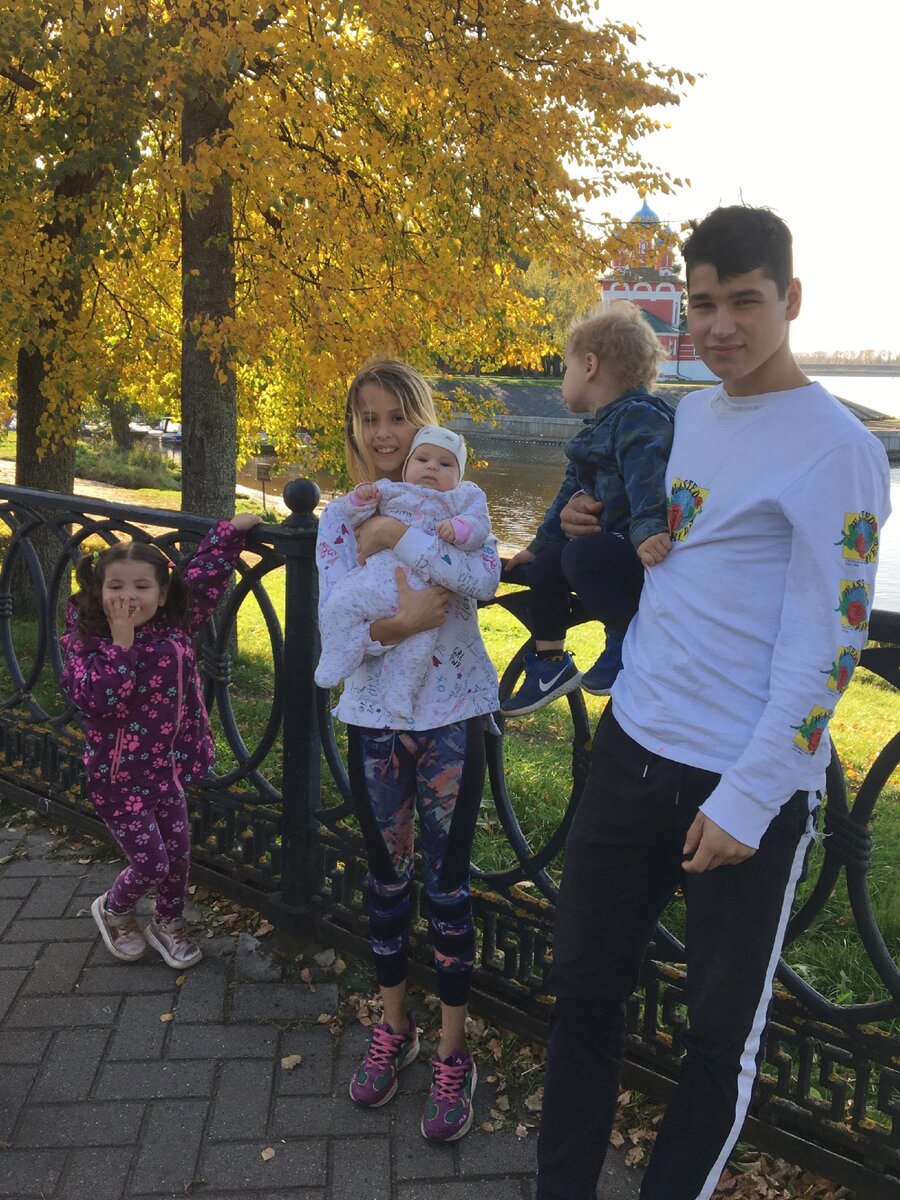 Это мои дети. Паше 16, Полине 11, Маше 4, Ване 2,5, Даше на тот момент 2 месяца