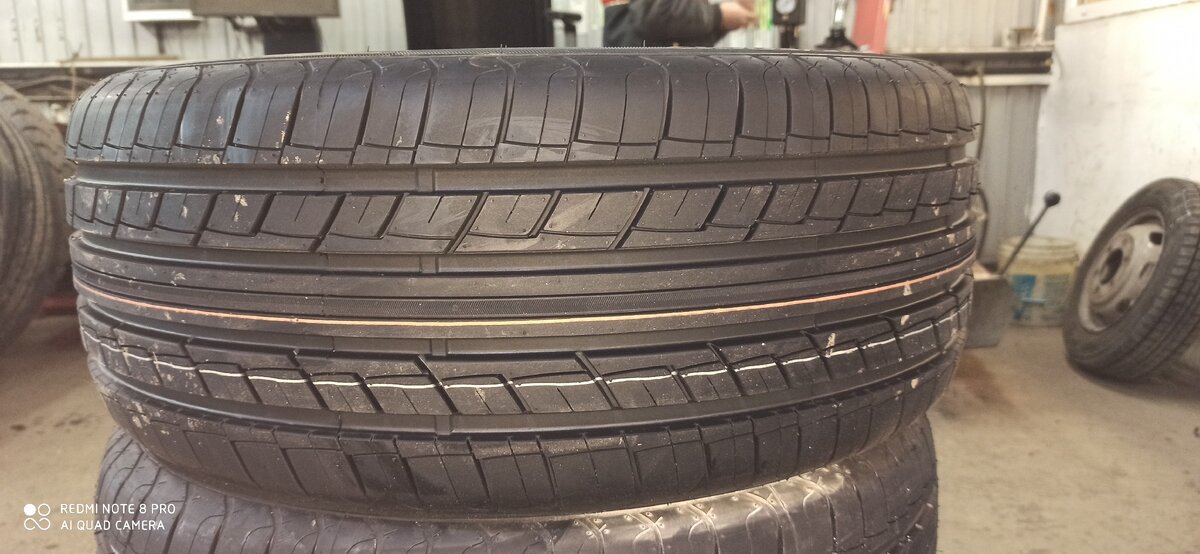 Симметрично направленный рисунок протектора