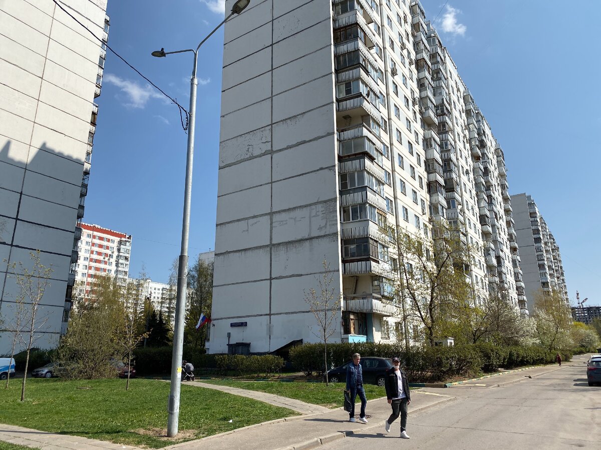 Дома без поворотных секций, между ними проезды для машин. Фото автора блога Дно Мещанства.