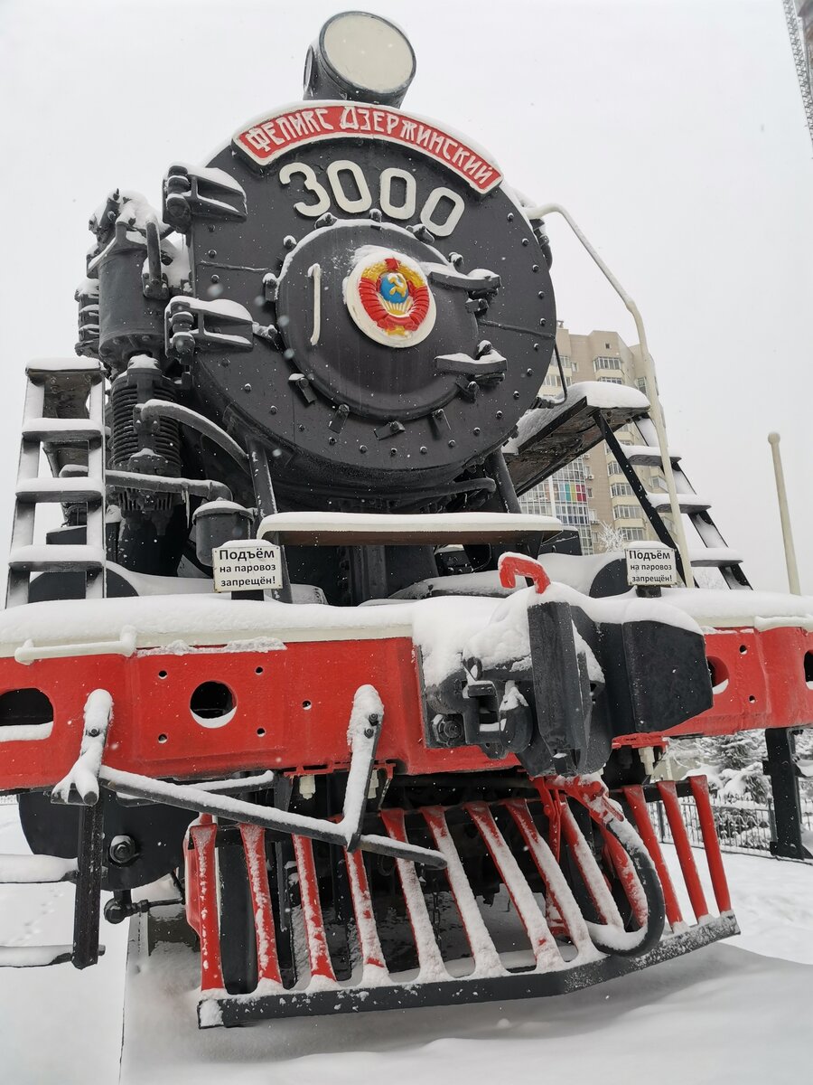 В девяностые годы залезть на паровоз было излюбленным занятие местной детворы, сегодня на нём запрещающие таблички 