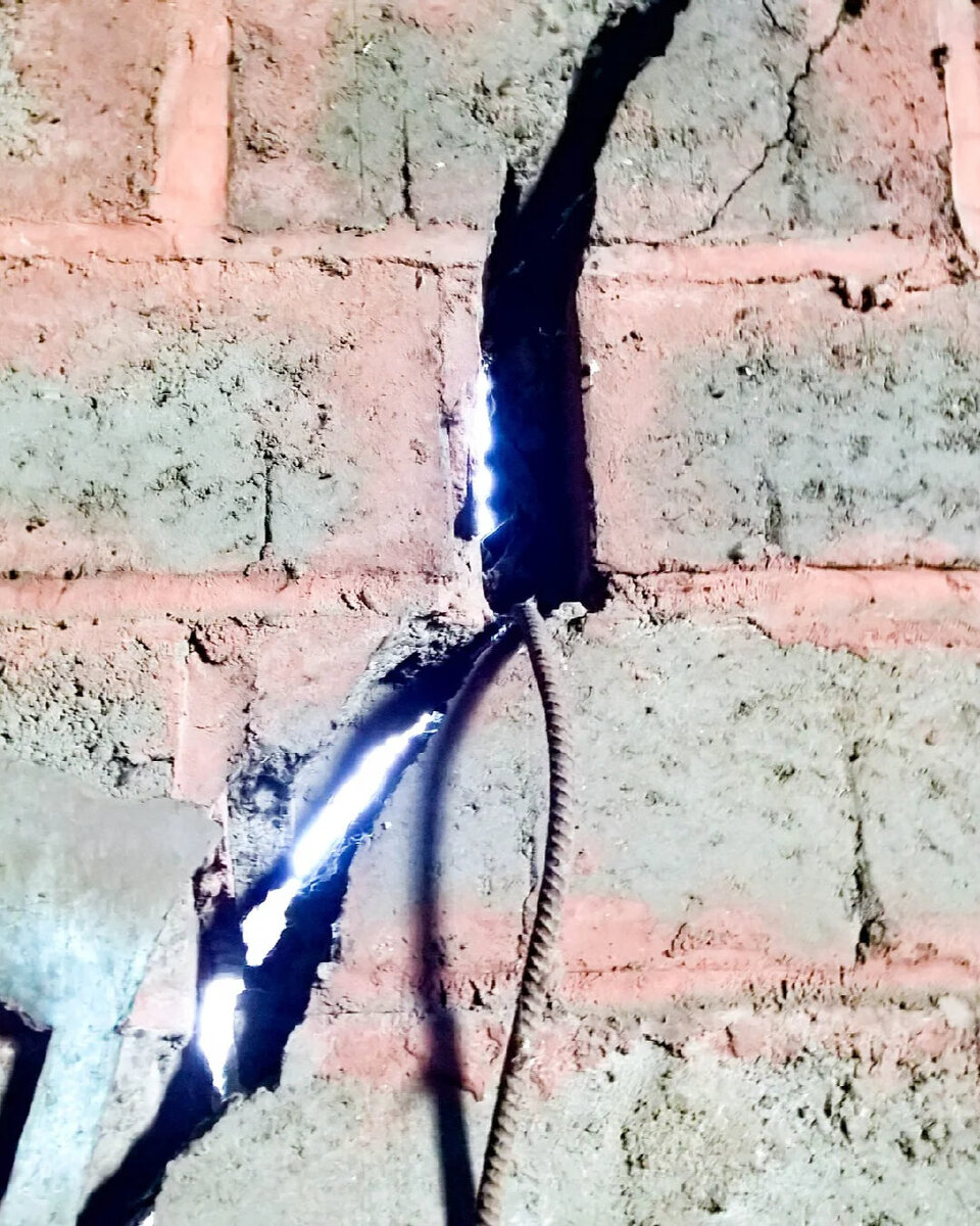 Ладонь спокойно проходит в эту щель.