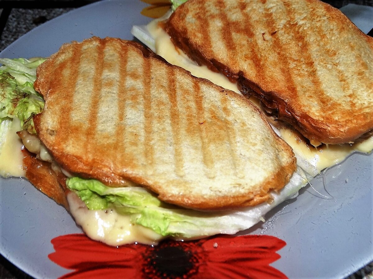 Горячий бутерброд с куриным рулетом. Листайте - что внутри на 2-й фотографии