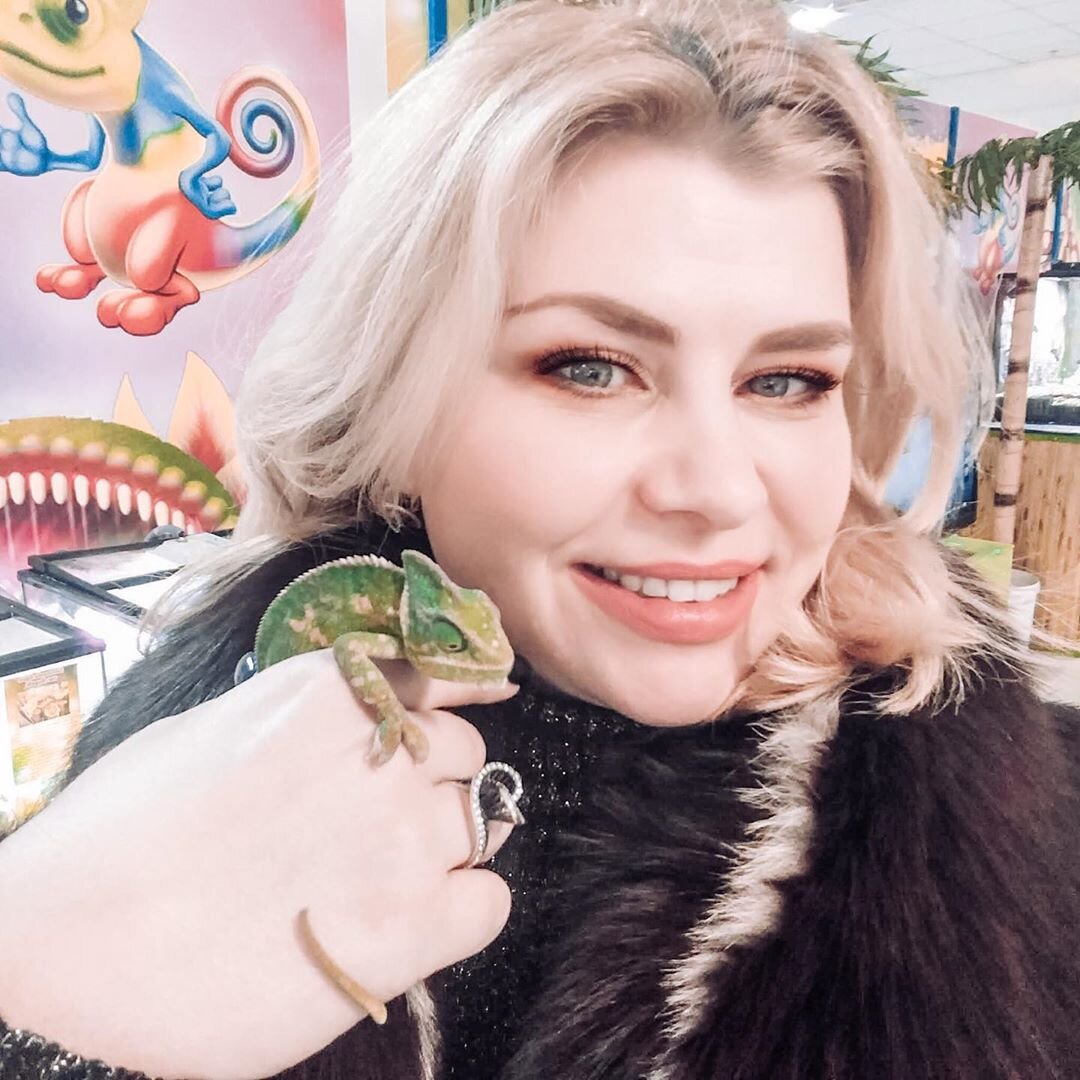 Привет, давай знакомиться !                                                                                                                            Моё имя Карина Кожевникова я интернет-предприниматель, сетевик с 10 летним стажем.

Мое первое знакомство с сетевым маркетингом состоялось в 11 лет. Меня с мамой пригласили на презентацию компании Amway. Уже тогда, еще будучи ребенком, я настолько впечатлилась, прониклась этой идеей, что мечтала, начать развиваться именно в этом направлении. Но в силу небольшого возраста, пришлось отложить эту идею надолго.

Потом был институт, первая работа и, как то все было не до сетевого.
Уйдя в первый декрет, у меня появилось свободное время и я решила, что вот! Время пришло! Это была продуктовая компания Neways. Кстати,  продукцией пользуюсь уже 20 лет этой компании. 
У меня даже был свой интернет-магазин, где я продавала продукт. И постоянные покупатели и даже несколько партнеров.
Но не срослось, обвал гривны, погубил мой бизнес, т.к. произошел резкий скачек цен, а цены были в долларах...

Да и не было системы работы, было не понятно, как рекрутировать, за интернет вообще молчу, тогда это направление только было на стадии зарождения.

Был опыт еще в парочке продуктовых, были взлеты и падения.
И так же, был перерыв в работе.

Год назад меня познакомили с бизнесом нового поколения - матричной компанией. 
Здесь, конечно, есть ряд преимуществ по сравнению с продуктовыми компаниями. Это отсутствие необходимости ежемесячно вкладывать деньги в покупку продукции, нет квалификаций, нет баллов. Деньги выводятся с первых дней сразу на пластиковую карту, а не как в продуктовых компаниях, необходимо достичь определенного уровня по маркетингу, зарегистрировать ЧП и только потом! вывести свои честно заработанные деньги!
Иначе, покупай продукт, продавай и таким образом обналичивай свою ЗП.
А! Еще огромным облегчением стало то, что мне нет нужды приглашать в бизнес весь Китай. Нескольких человек достаточно для развития, но конечно, активных. 

На счет дохода, здесь нет потолка по уровню дохода! И то, что люди достигают в сетевых продуктовых компаниях за 10 лет, здесь такой результат делают за 1 год.

Вот такая моя история вкратце. Дальше, расскажу обязательно, еще много интересного, подписывайтесь, что бы не потеряться.

До встречи!



