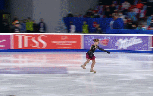 Александра Трусова выполняет каскад 4Л + 3Т в произвольной программе на Чемпионате России 2020/21 в Челябинске (источник - youtu.be/0_KhxKAhRQE)