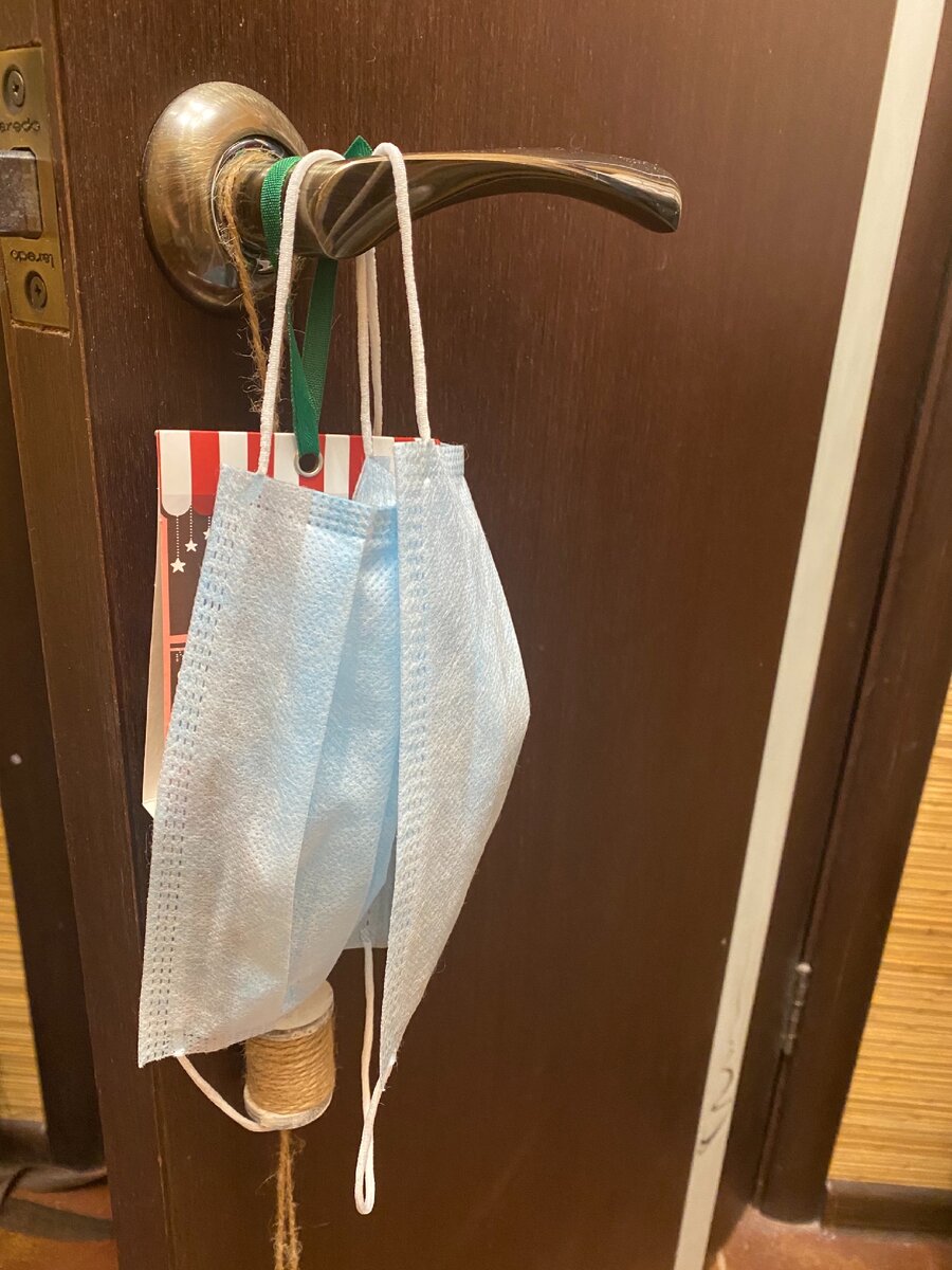 С масками расстаться не получилось