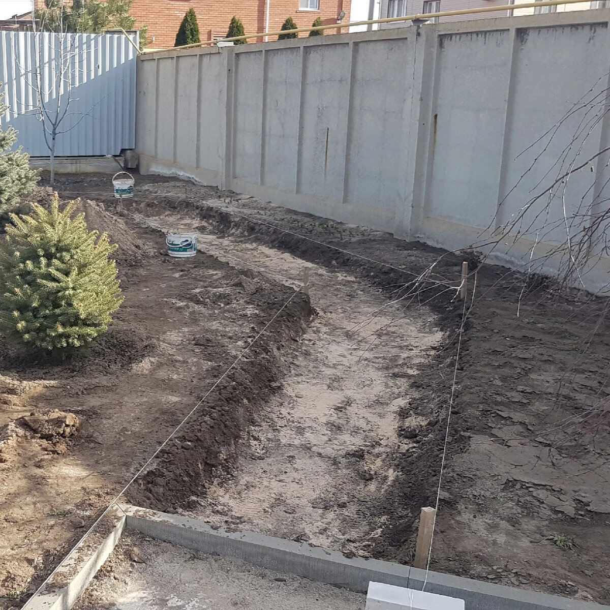 Траншея должна быть на 10-15 см шире будущей дорожки, с каждой стороны.