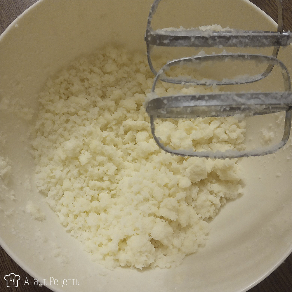 Масло перетираем с сахаром