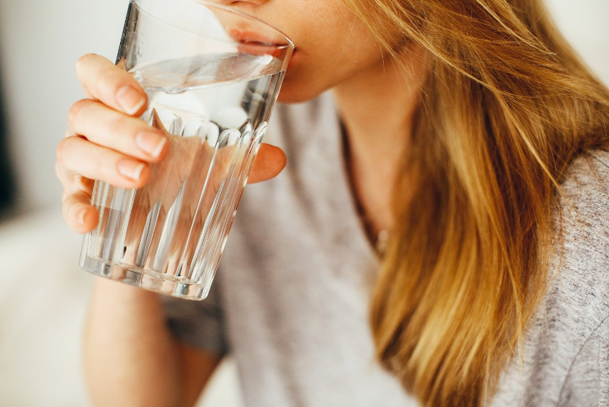 Почему нельзя пить холодную воду после еды: причины и последствия