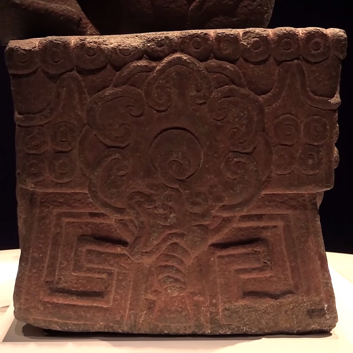 Постамент. Кадр из видео к открытию выставки "Xochipilli, el Señor de las Flores reina en el Museo Nacional de Antropología", Museo Nacional de Antropología, Mexico.