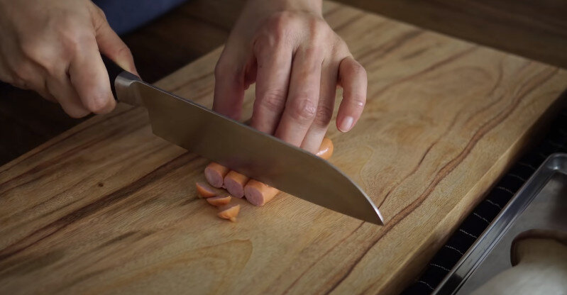 Разрезаем мелкими кусочками.