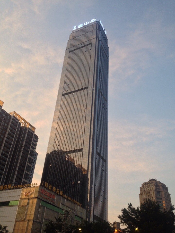 Единственный небоскреб в деревушке, но зато виден со всех районов