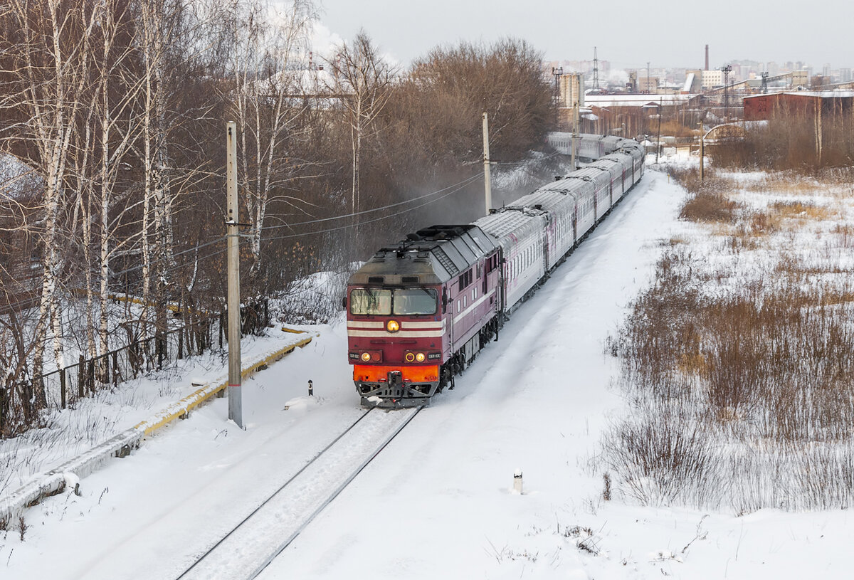 197-й прибывает под бардовым тепловозом ТЭП70 в Ижевск 7 декабря.