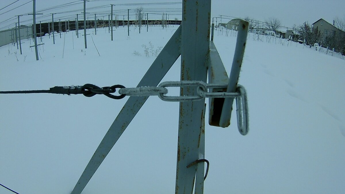 Крепеж троса к столбу. Крепление UTP С тросом к столбу. Крепеж троса к столбу с натяжением.