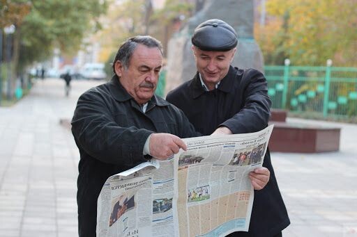 Он   разделил   людей   по   парам ,  удачливый   и   неудачливый ,  и   раздал   каждому   газету.